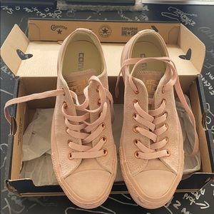 Women’s pink suede w/ rose gold hardware converse